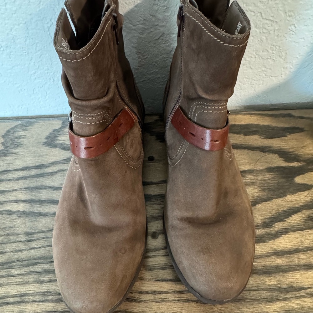 Rockport “Raven” Brown Ankle Boots with Tan Strap